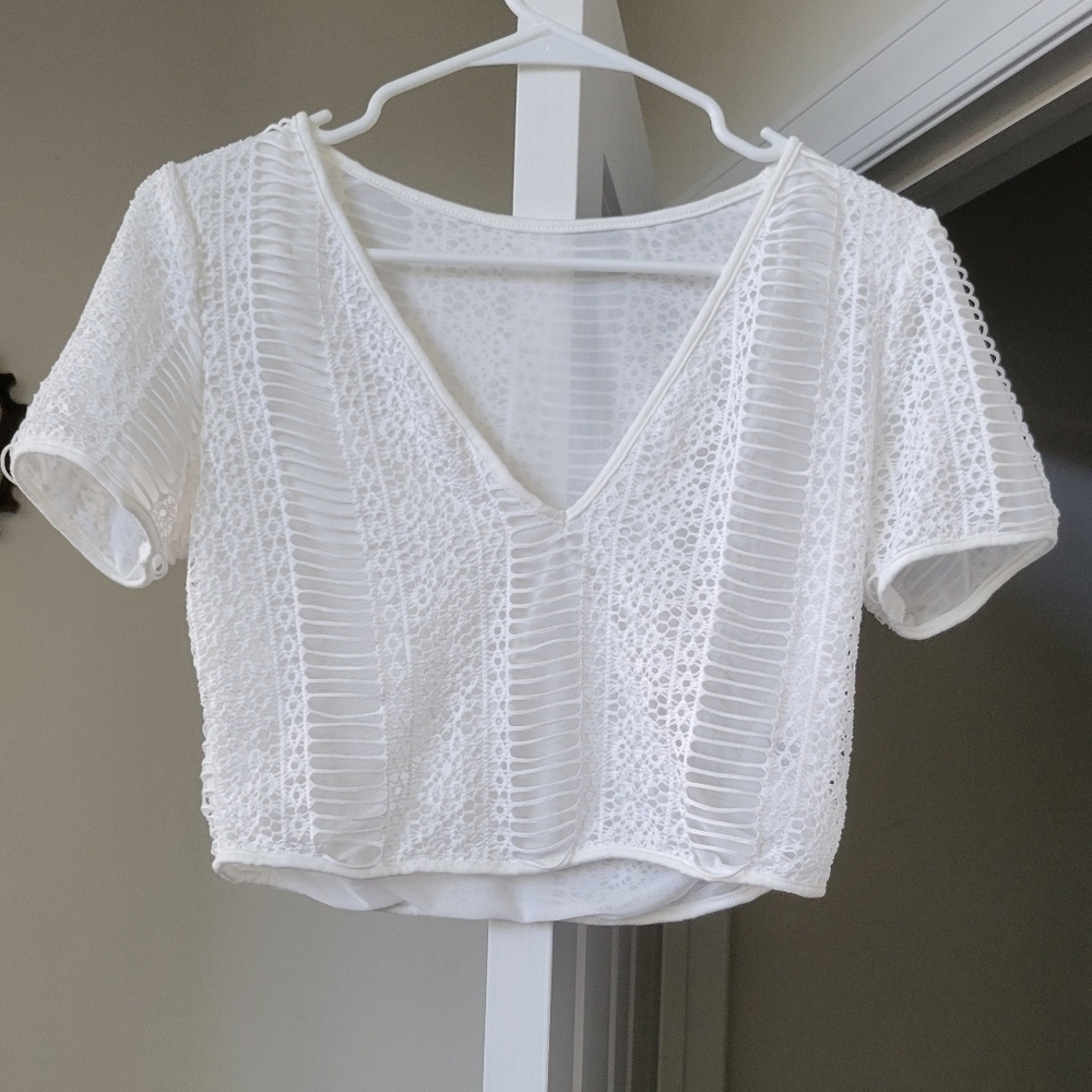 White Trim Pretty Top Size: 8